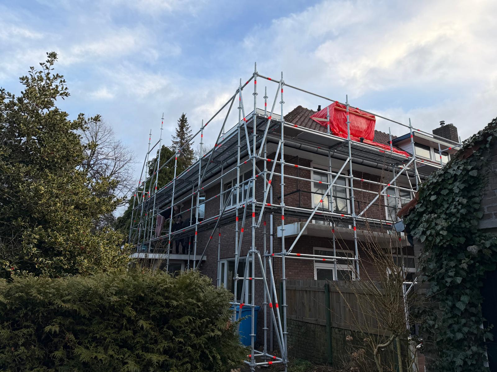 Zware metselsteiger van Steigerbouw Eindhoven op een bouwplaats